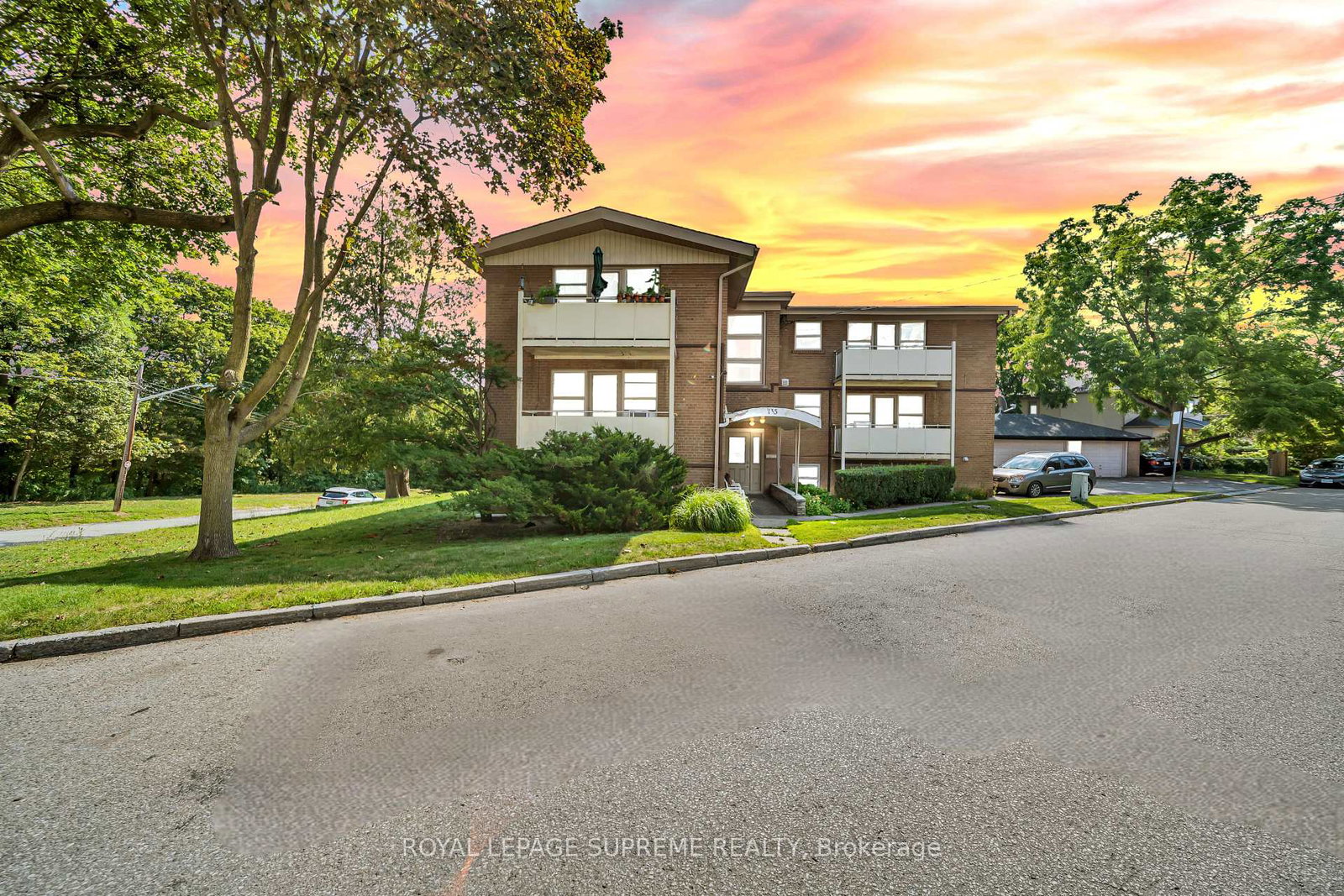 135-kingsway-crescent-toronto-etobicoke-ontario-w13682302
