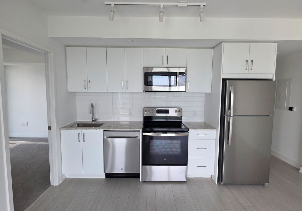 4010-eglinton-avenue-w-toronto-etobicoke-ontario-w13683764