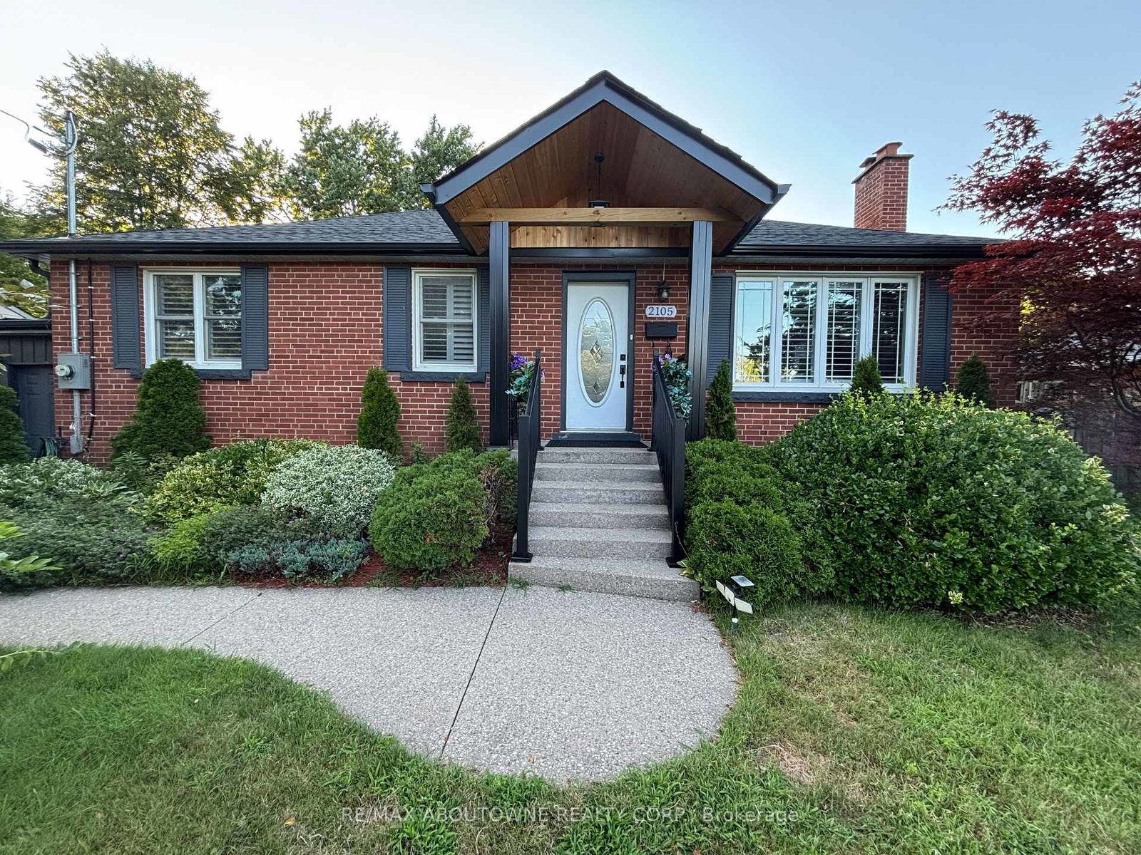 2105-maplewood-drive-burlington-ontario-w13686080