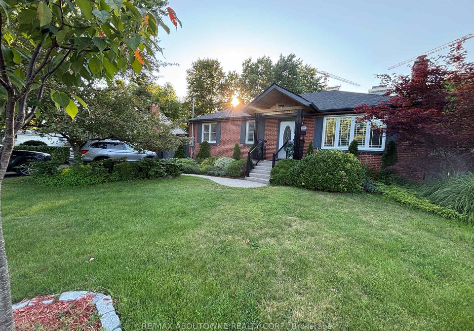 2105-maplewood-drive-burlington-ontario-w13686080