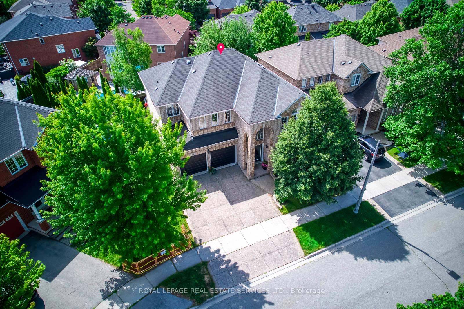 2249-glazebrook-circle-oakville-ontario-w13686470