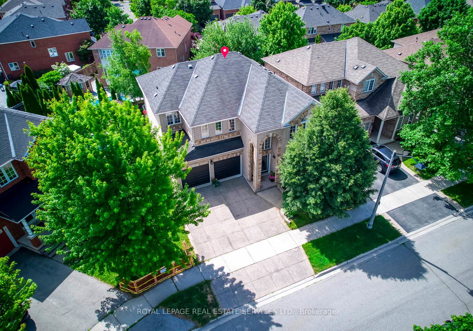 2249-glazebrook-circle-oakville-ontario-w13686470