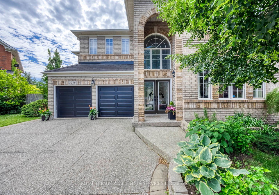 2249-glazebrook-circle-oakville-ontario-w13686470
