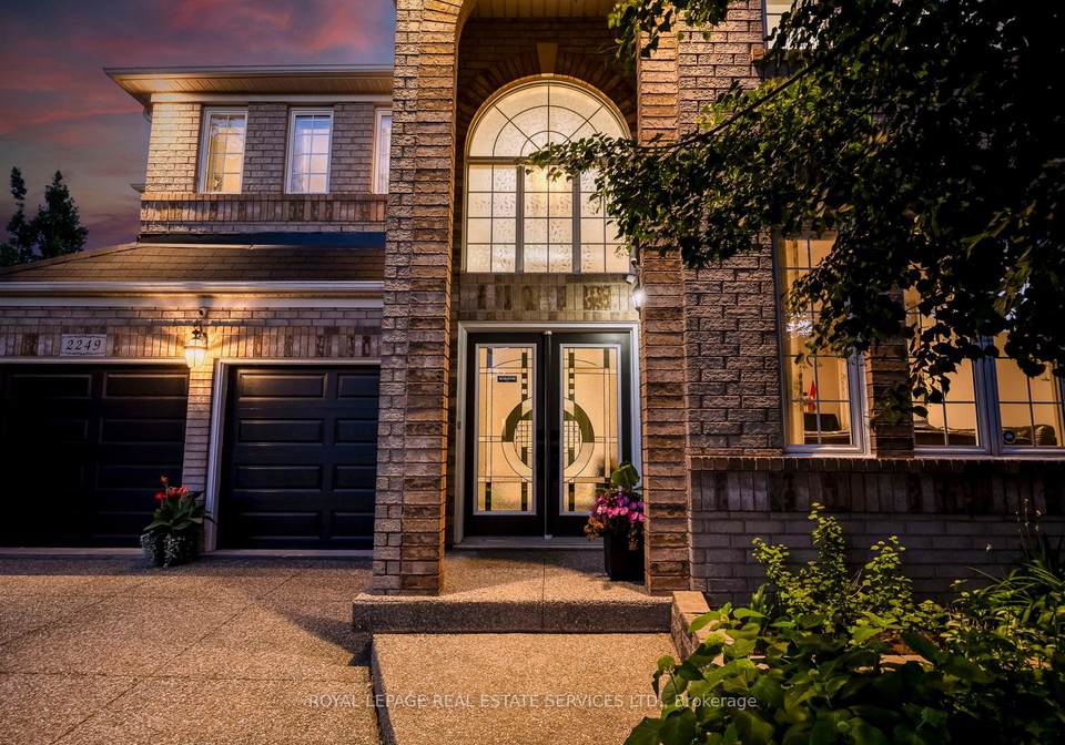 2249-glazebrook-circle-oakville-ontario-w13686470