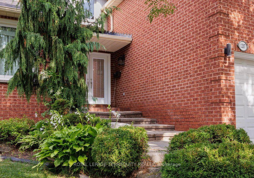 1207-dogwood-crescent-oakville-ontario-w13696222