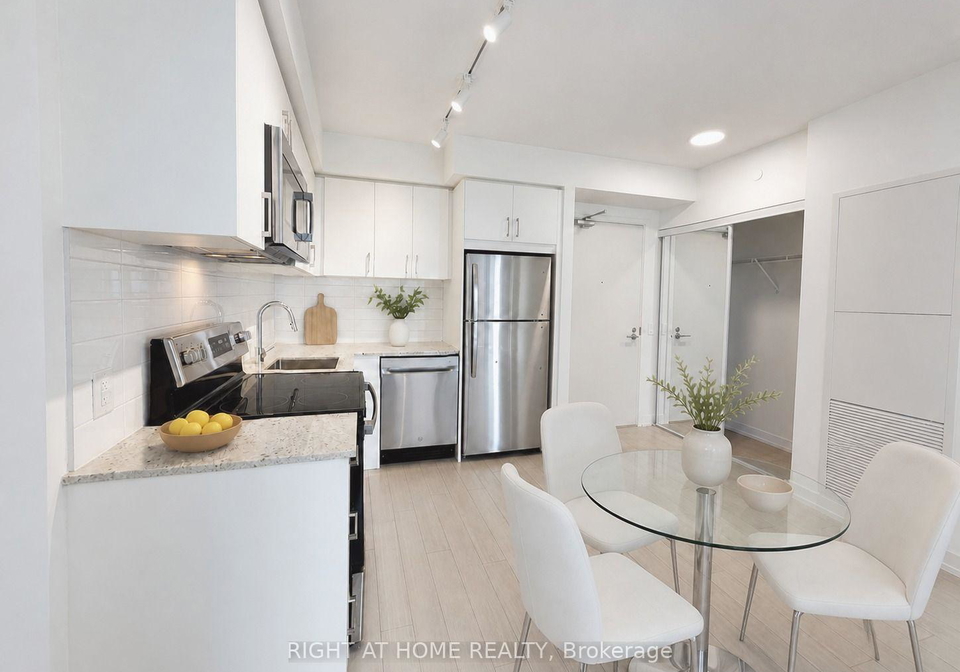 4010-eglinton-avenue-w-toronto-etobicoke-ontario-w13696636