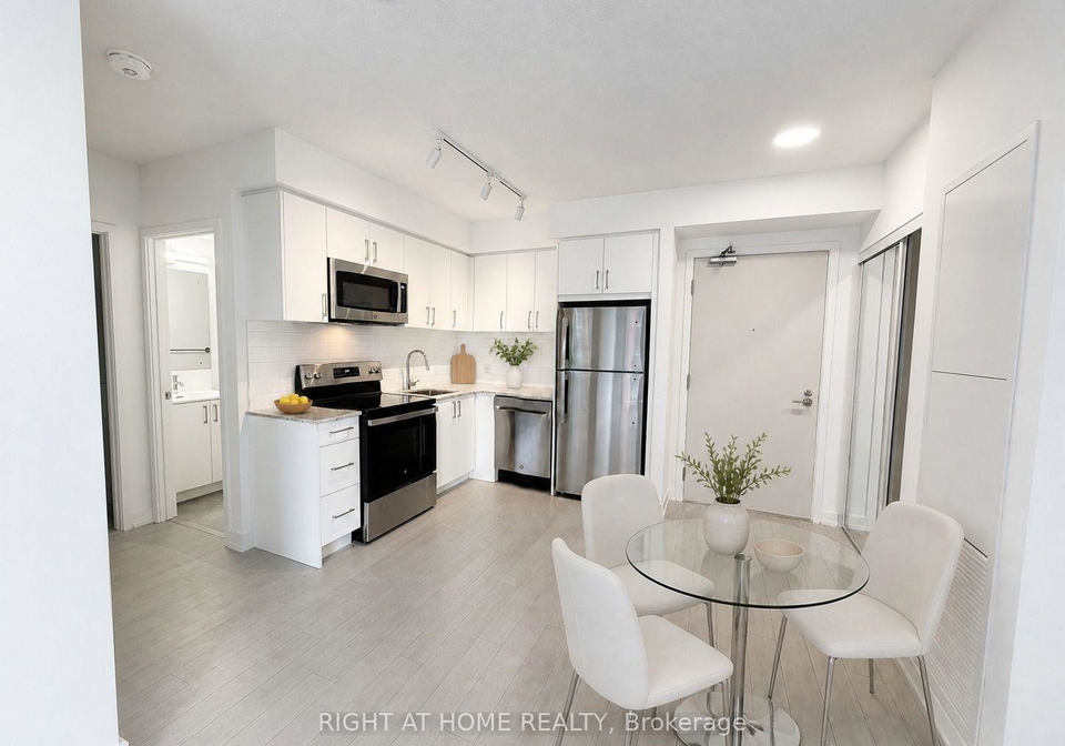 4010-eglinton-avenue-w-toronto-etobicoke-ontario-w13696636