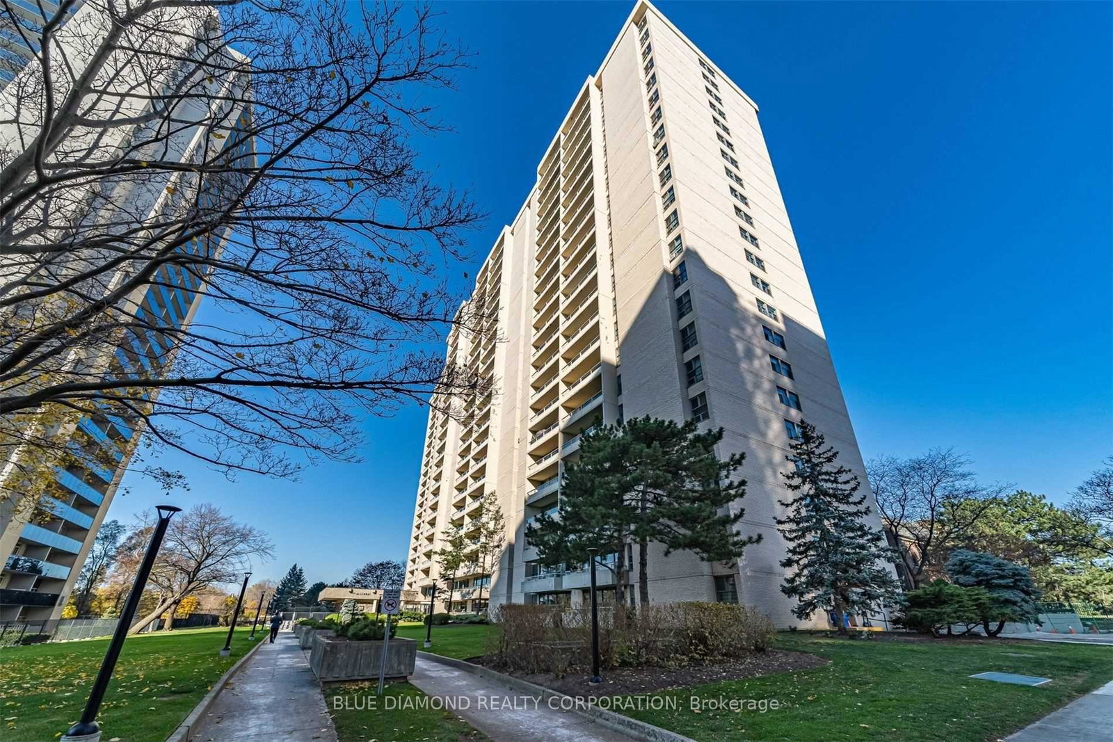 360-ridelle-avenue-toronto-north-york-ontario-w13696768