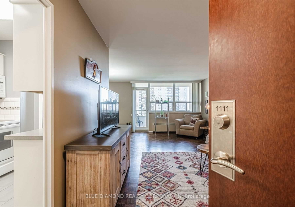 360-ridelle-avenue-toronto-north-york-ontario-w13696768