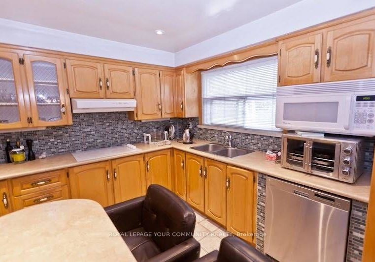 8-stanwood-crescent-toronto-york-ontario-w13698212