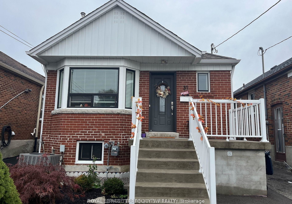 31-chamberlain-avenue-toronto-north-york-ontario-w13698242