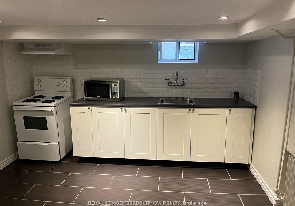 31-chamberlain-avenue-toronto-north-york-ontario-w13698242