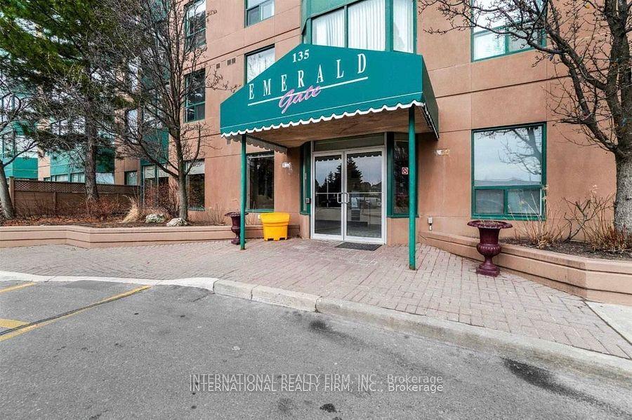 135-hillcrest-avenue-mississauga-ontario-w13700668