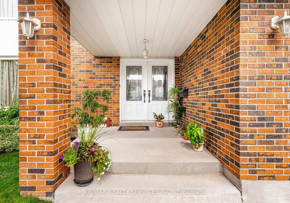 4-markham-street-brampton-ontario-w13700898