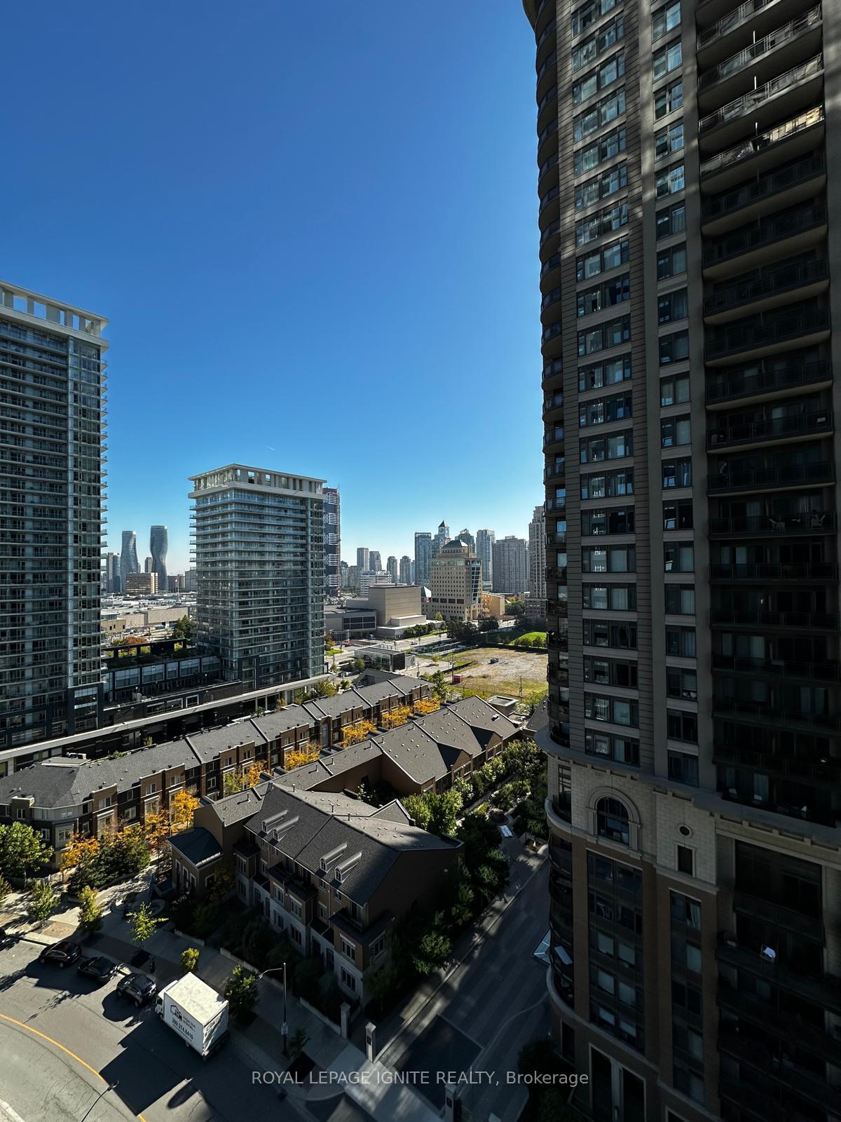 395-square-one-drive-mississauga-ontario-w13702538