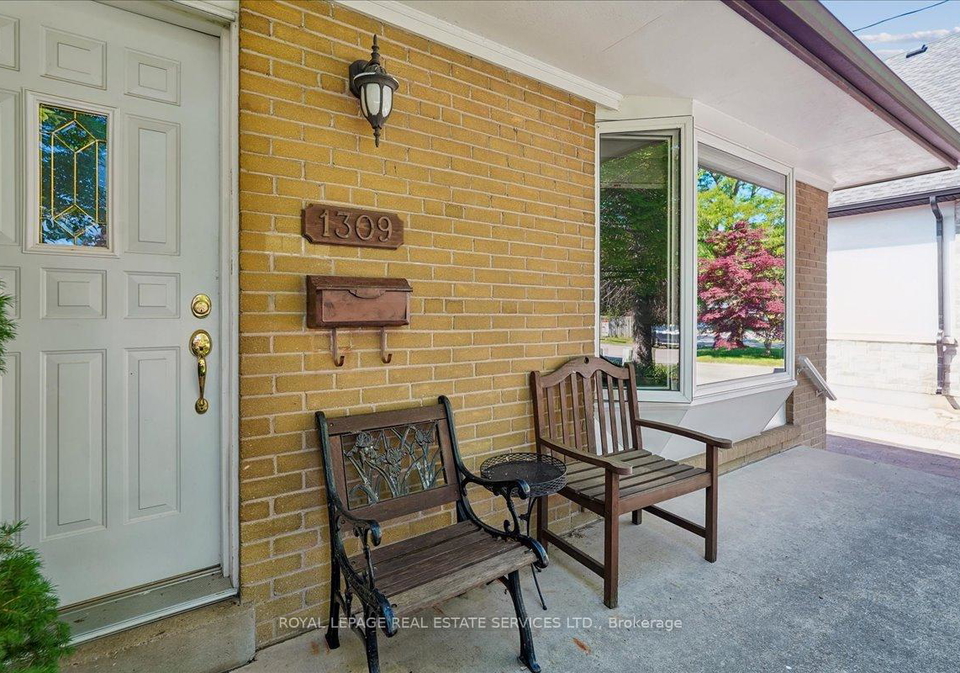 1309-warwick-avenue-oakville-ontario-w13703260