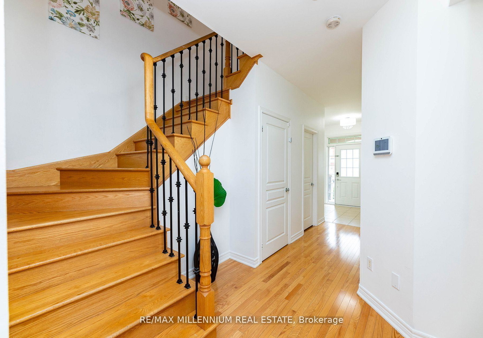 9-pendulum-circle-brampton-ontario-w13703760