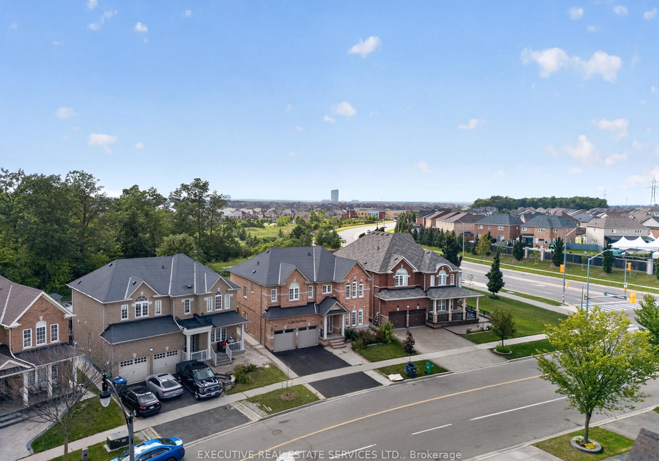 4-teal-crest-circle-brampton-ontario-w13711486
