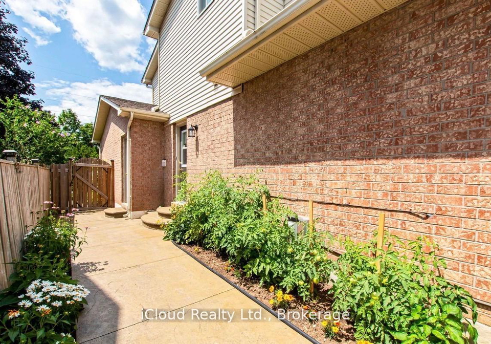 2067-hunters-wood-drive-burlington-ontario-w13713700