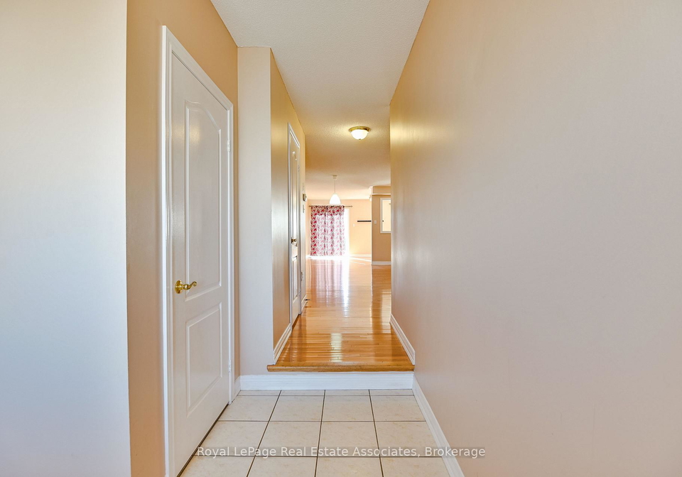 354-oaktree-circle-mississauga-ontario-w13720394