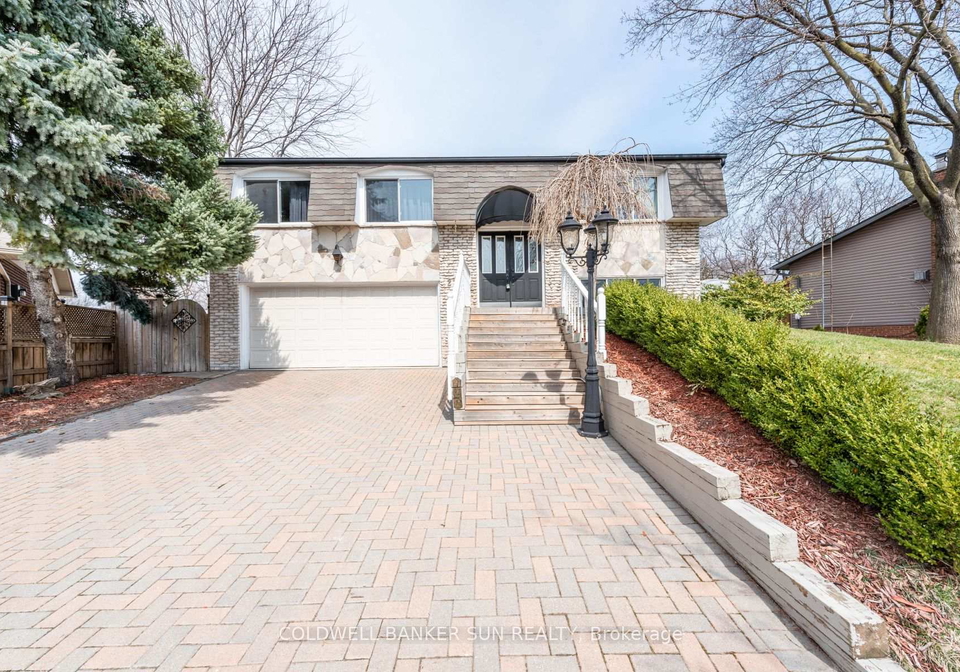 2483-yarmouth-crescent-oakville-ontario-w13722468
