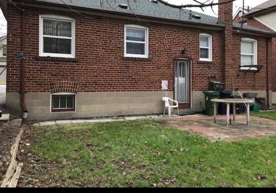 42-arrowsmith-avenue-toronto-north-york-ontario-w13723532