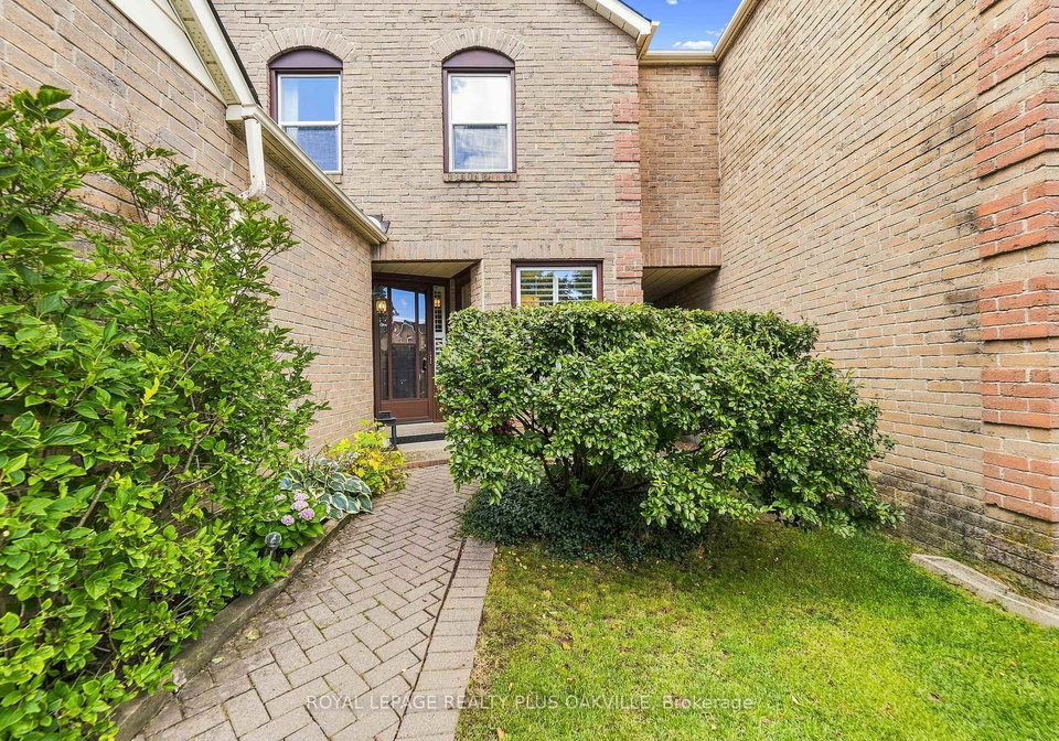 1221-hedgestone-crescent-oakville-ontario-w13728040