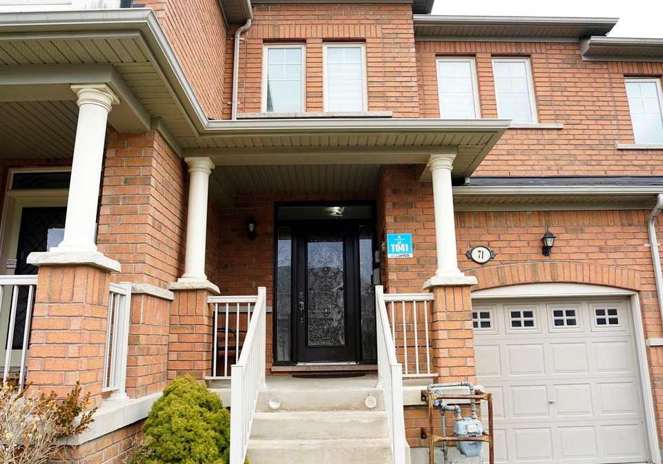 71-pendulum-circle-brampton-ontario-w13730314