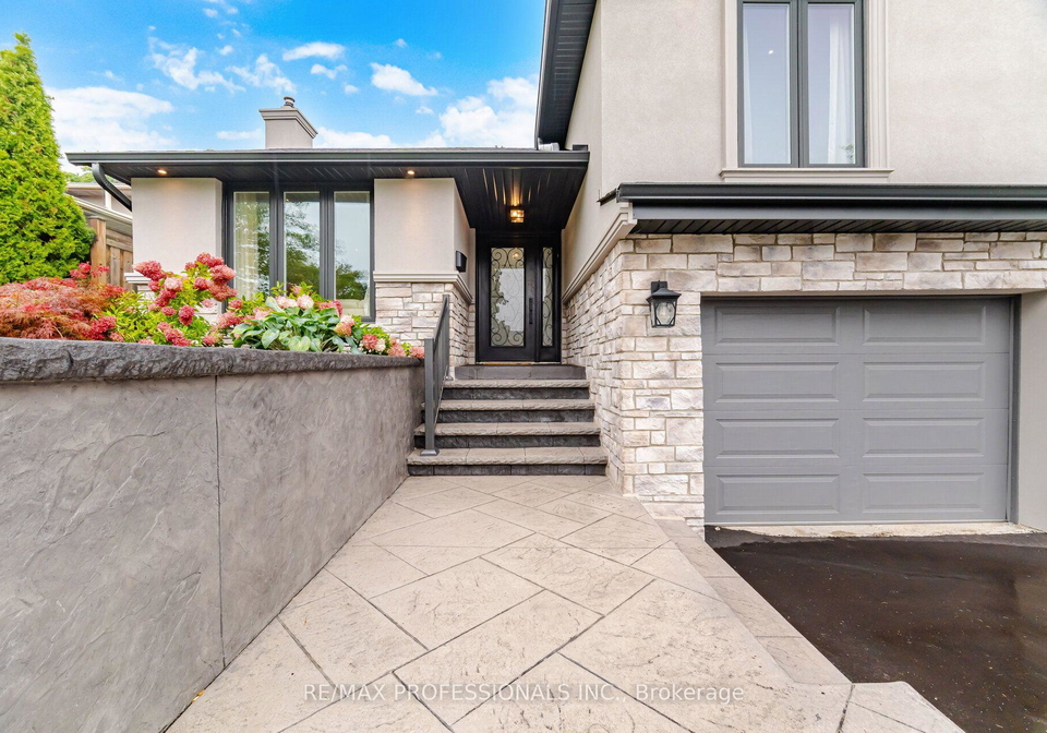 1062-mississauga-valley-boulevard-mississauga-ontario-w13734556