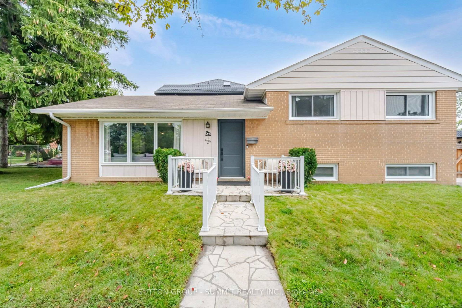 1-lagos-road-toronto-etobicoke-ontario-w13736644