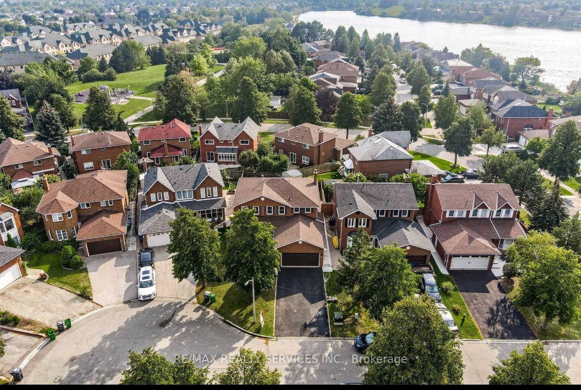 22-pretty-place-brampton-ontario-w13742254