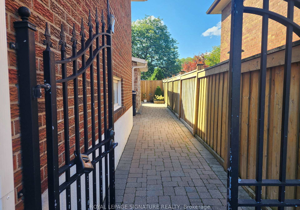 35-summitcrest-drive-toronto-etobicoke-ontario-w13752404
