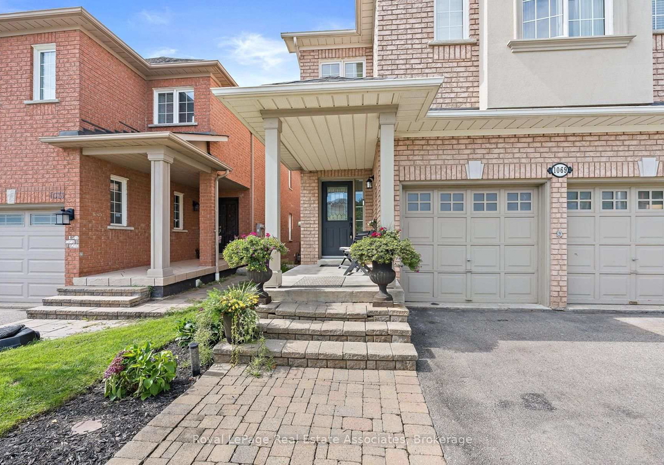1069-knotty-pine-grove-mississauga-ontario-w13753126