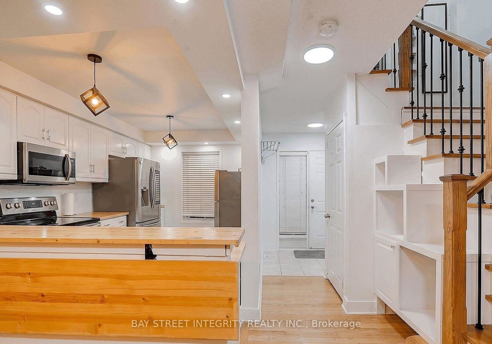 upper-199-hillcrest-avenue-mississauga-ontario-w13770270