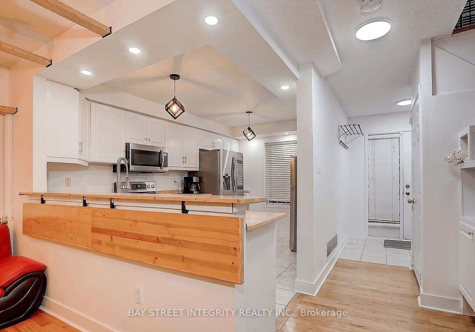 upper-199-hillcrest-avenue-mississauga-ontario-w13770270