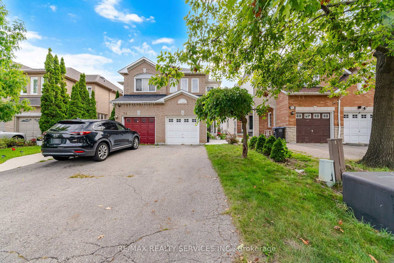 72-yellow-brick-road-brampton-ontario-w13770726