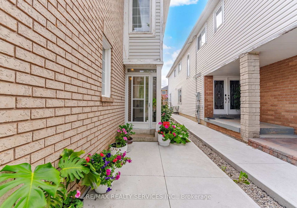 72-yellow-brick-road-brampton-ontario-w13770726