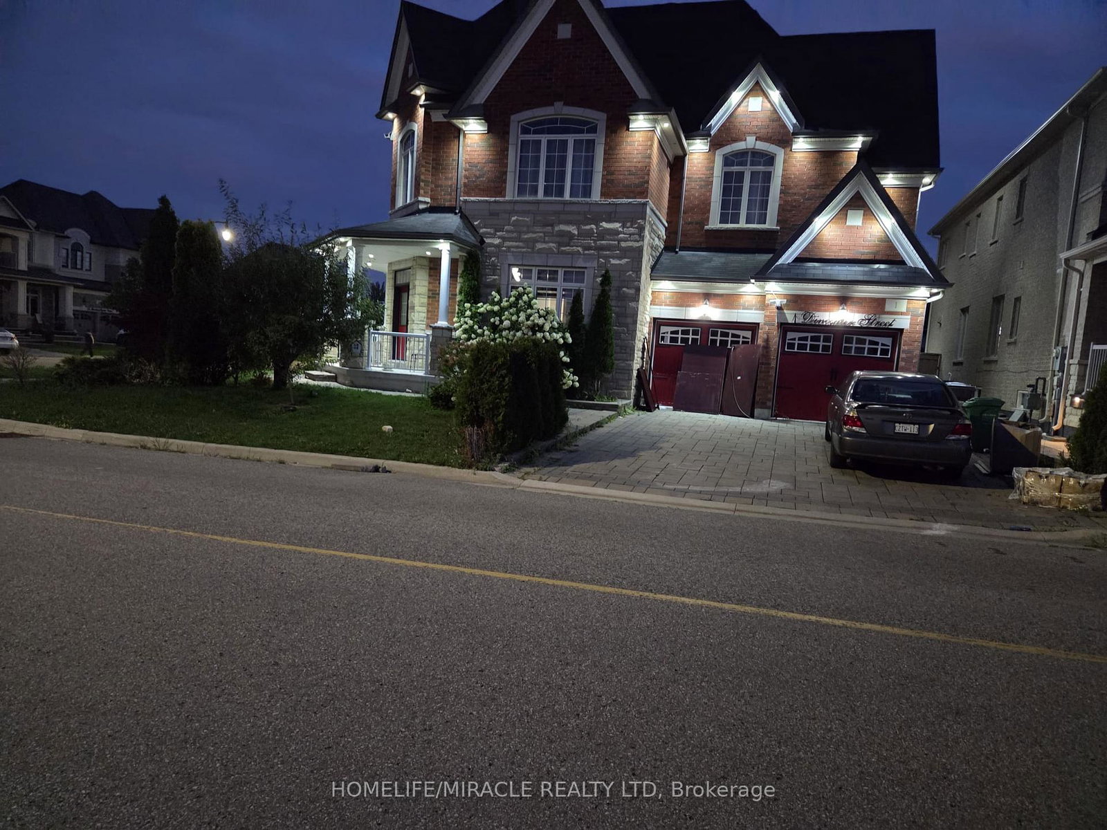 1-dinosaur-street-brampton-ontario-w13772848