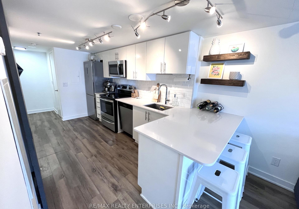 11-superior-avenue-toronto-etobicoke-ontario-w13773268