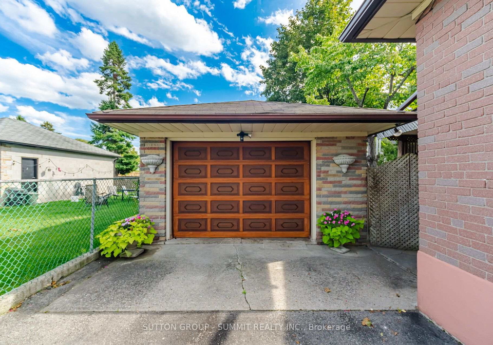 8-woolton-crescent-toronto-north-york-ontario-w13773484