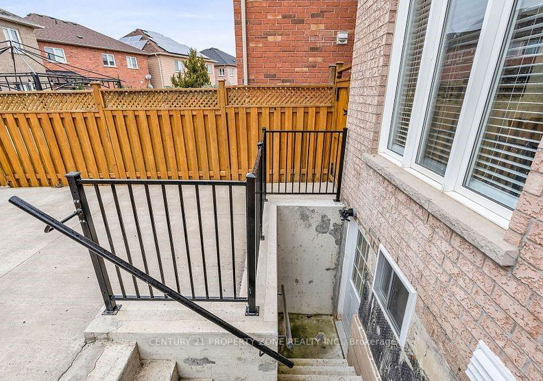 8-griffith-court-brampton-ontario-w13774584