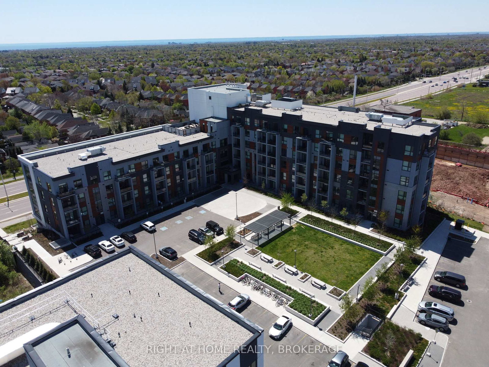95-dundas-street-w-oakville-ontario-w13775790