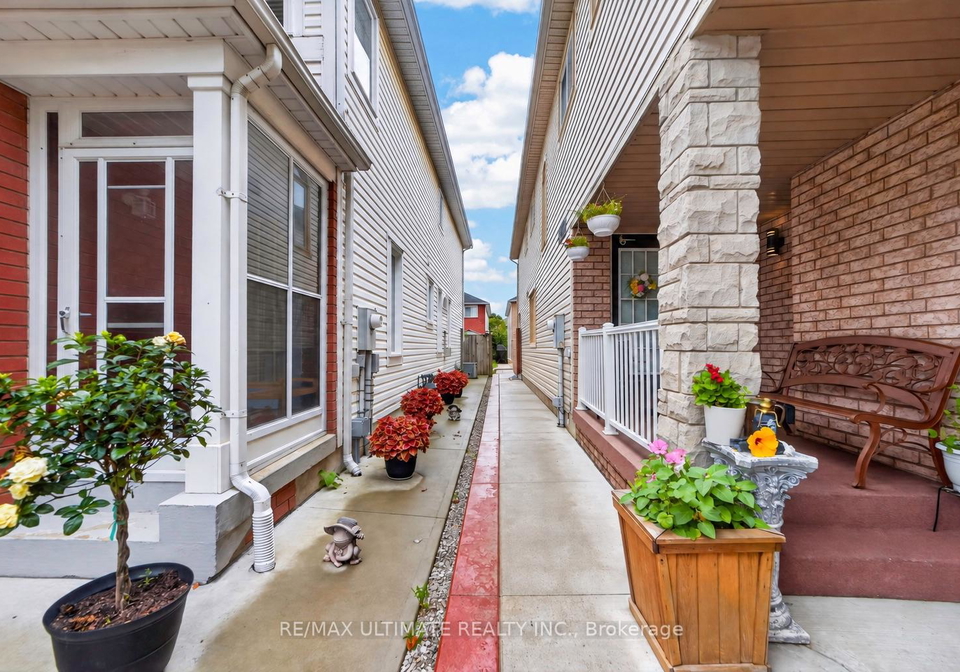 82-yellow-brick-road-brampton-ontario-w13776174