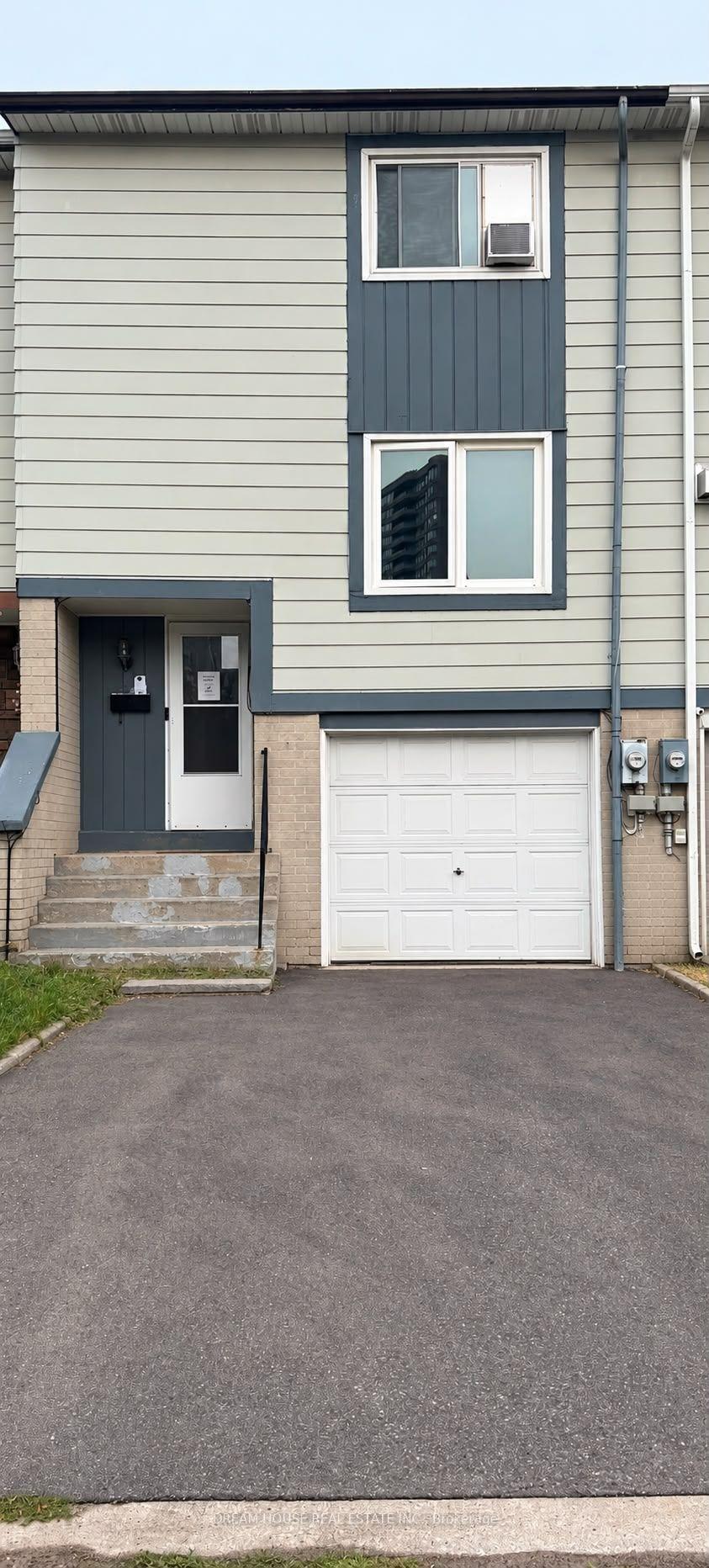 40-hoskins-square-brampton-ontario-w13780432