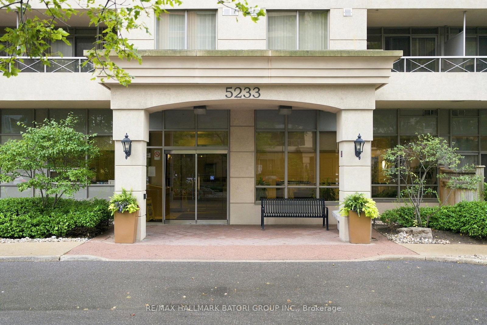 5233-dundas-street-w-toronto-etobicoke-ontario-w13781276