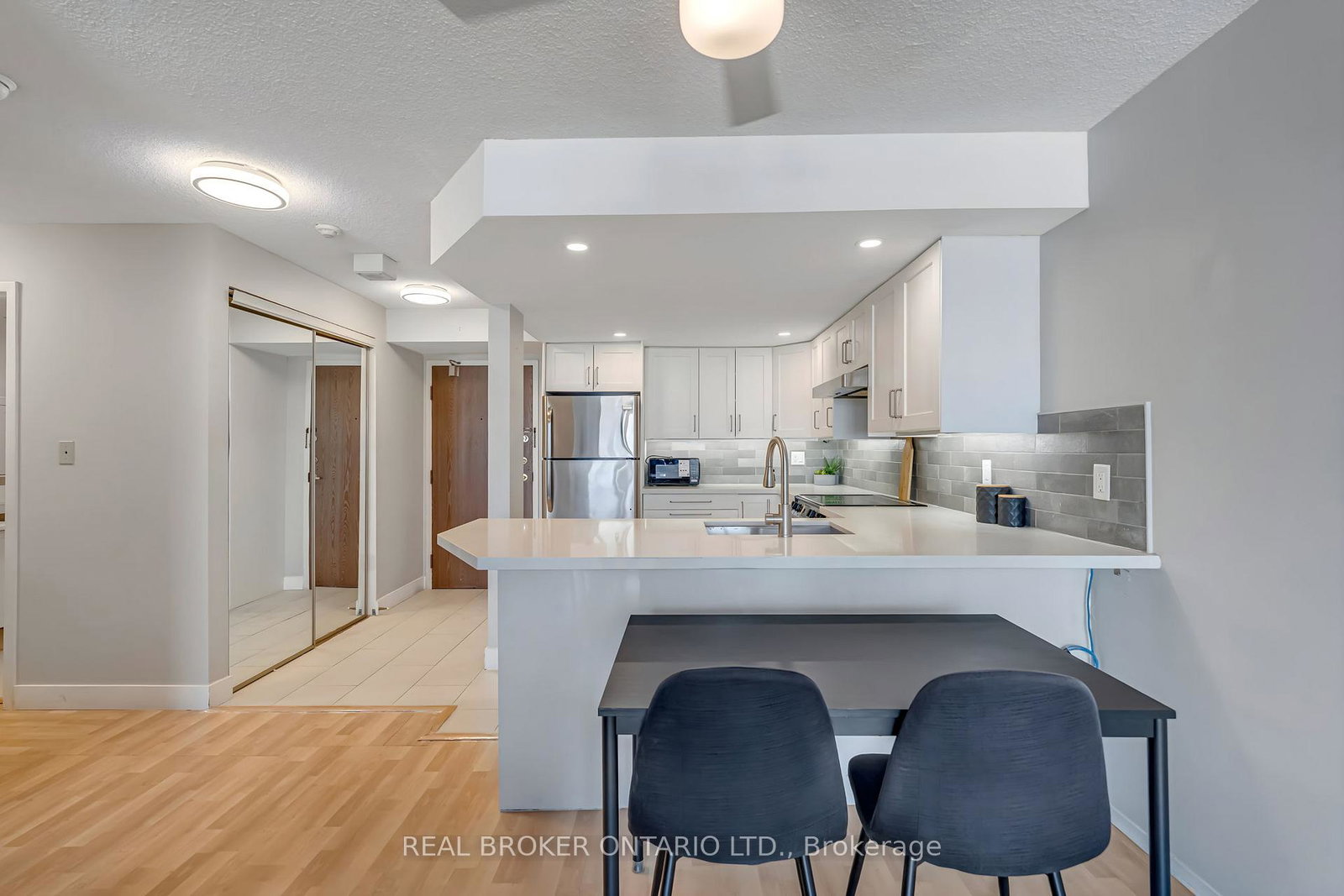 25-agnes-street-mississauga-ontario-w13795214