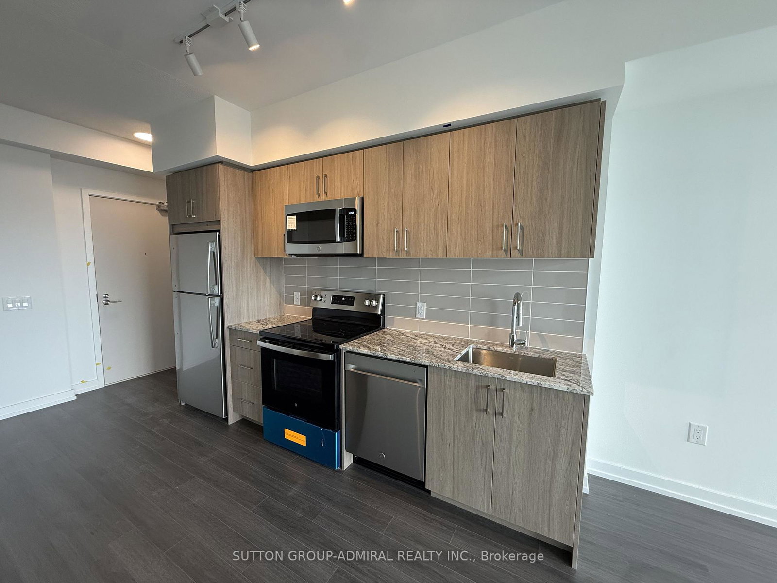 4010-eglinton-avenue-toronto-etobicoke-ontario-w13808132