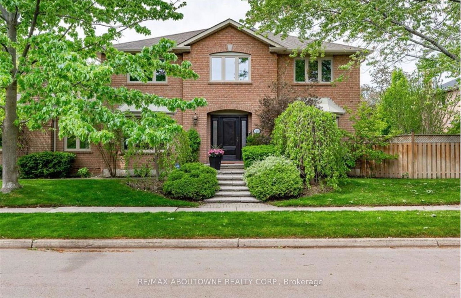 500-blenheim-crescent-oakville-ontario-w13821154