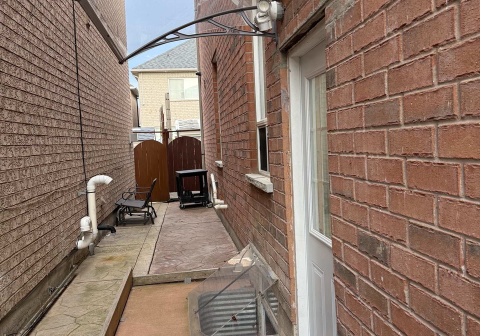 6-lucky-lane-brampton-ontario-w13821490