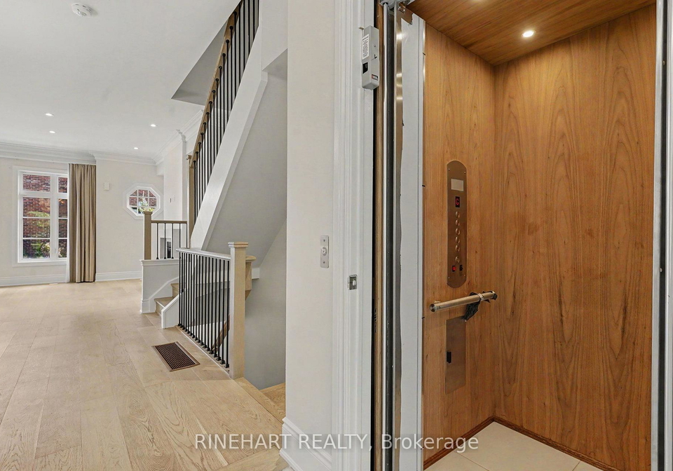 2082-queensborough-gate-mississauga-ontario-w13827228